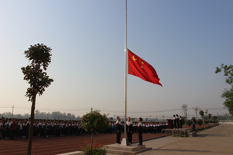 彭集街道中学举行"发扬五四精神,做新时代的中学生"主题升旗仪式